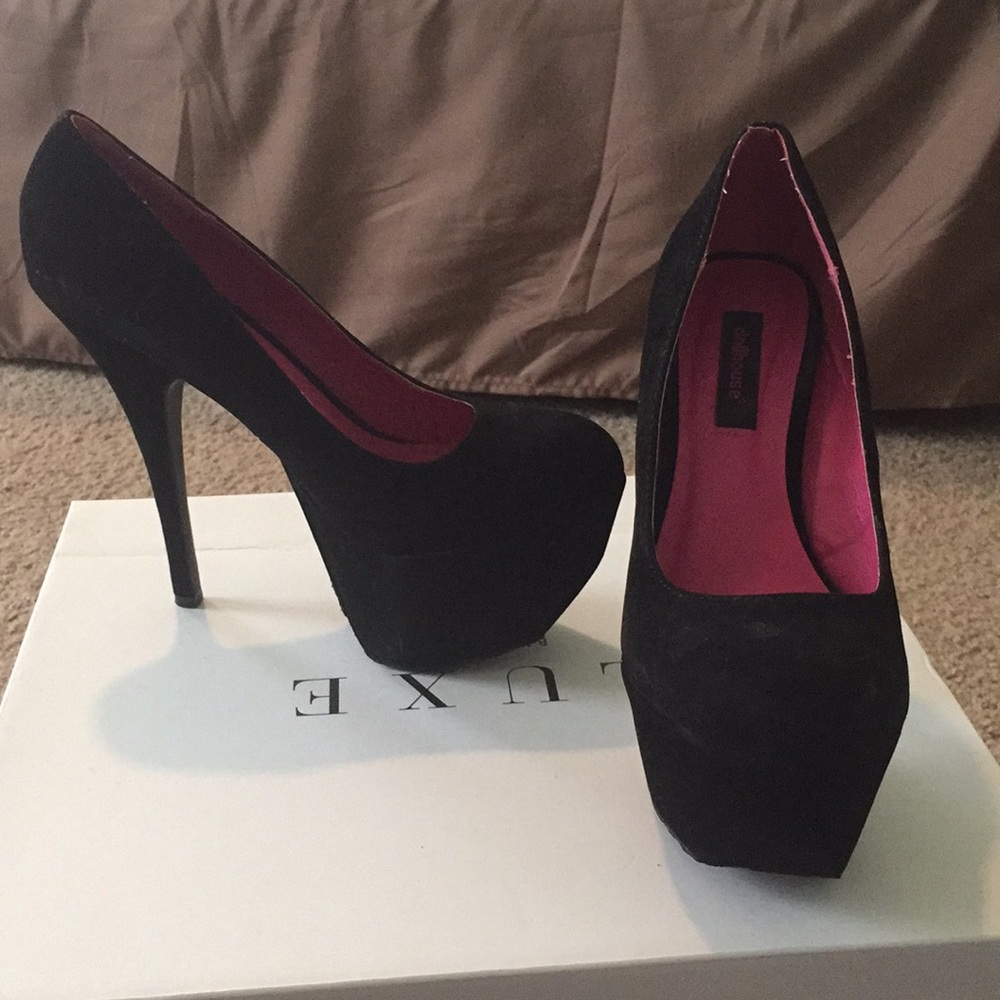 Dollhouse black fabric platform pumps